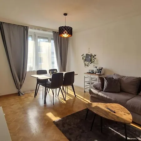Appartamento Schoene 2,5 Mit Balkon Und Parkplatz