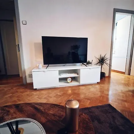 Schoene 2,5 Mit Balkon Und Parkplatz