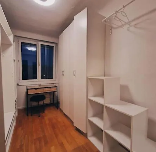 Schoene 2,5 Mit Balkon Und Parkplatz Apartment *